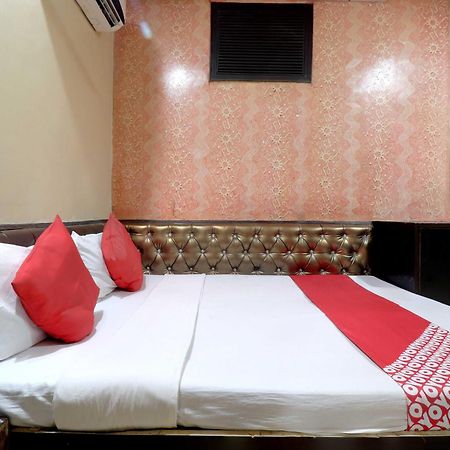 Oyo Flagship 81569 The Red Rose Inn New Delhi Buitenkant foto